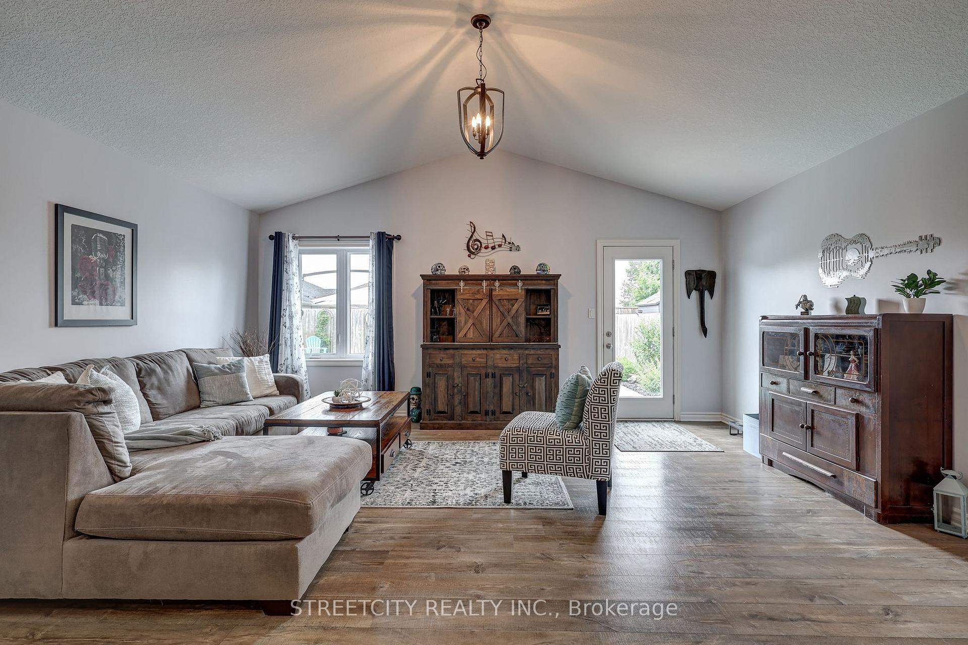 Photo 16 of 120 Peach Tree Boulevard, St. Thomas — HOMEH