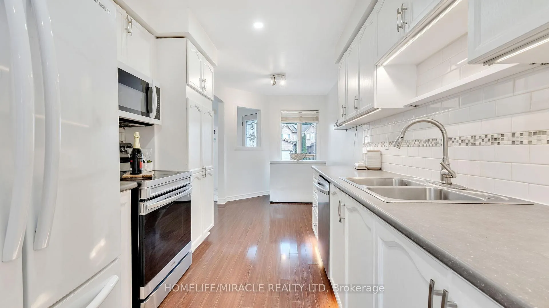 Photo 4 of 40 Landerville Lane, Clarington, Bowmanville — HOMEH