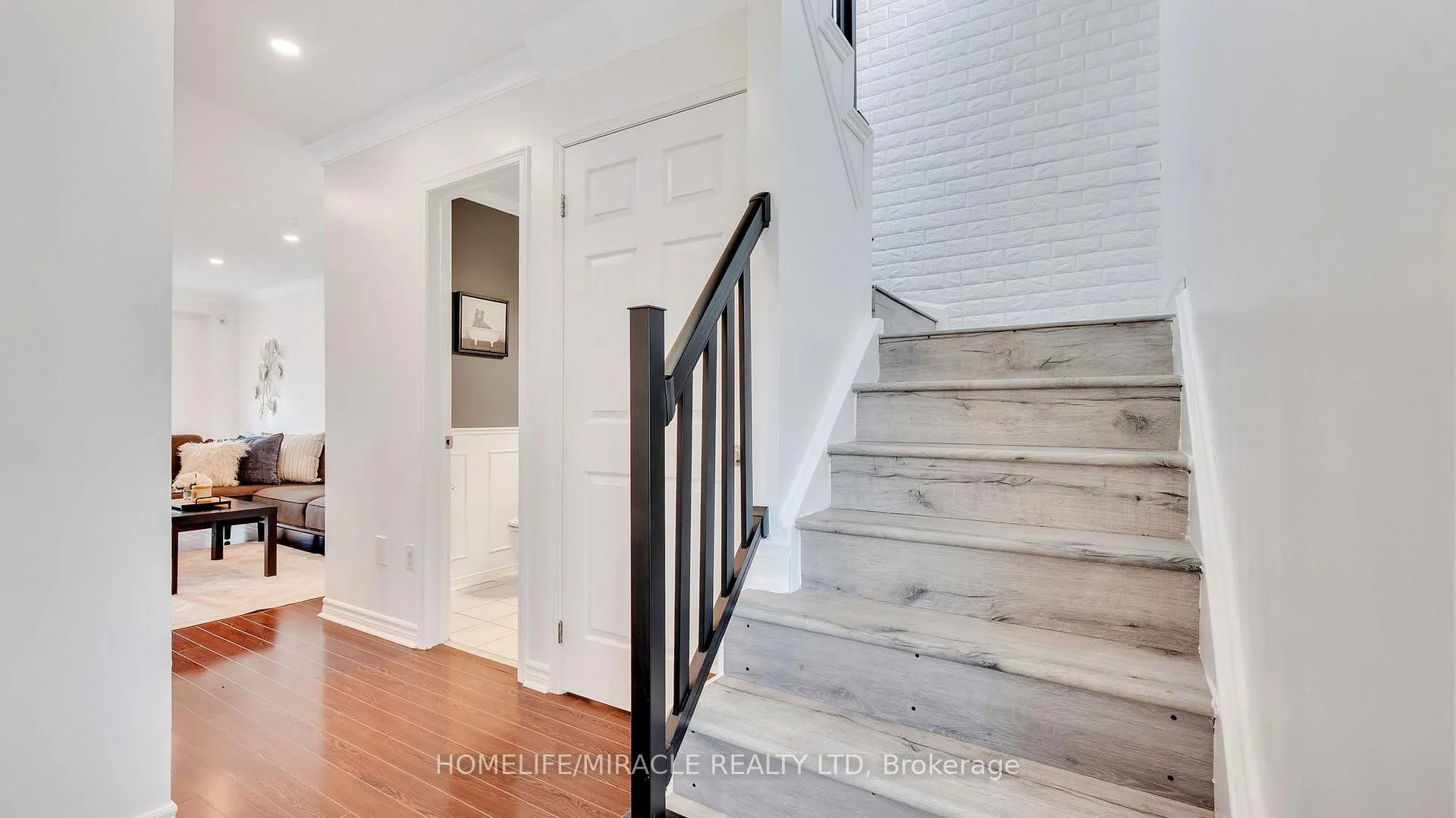 Photo 8 of 40 Landerville Lane, Clarington, Bowmanville — HOMEH