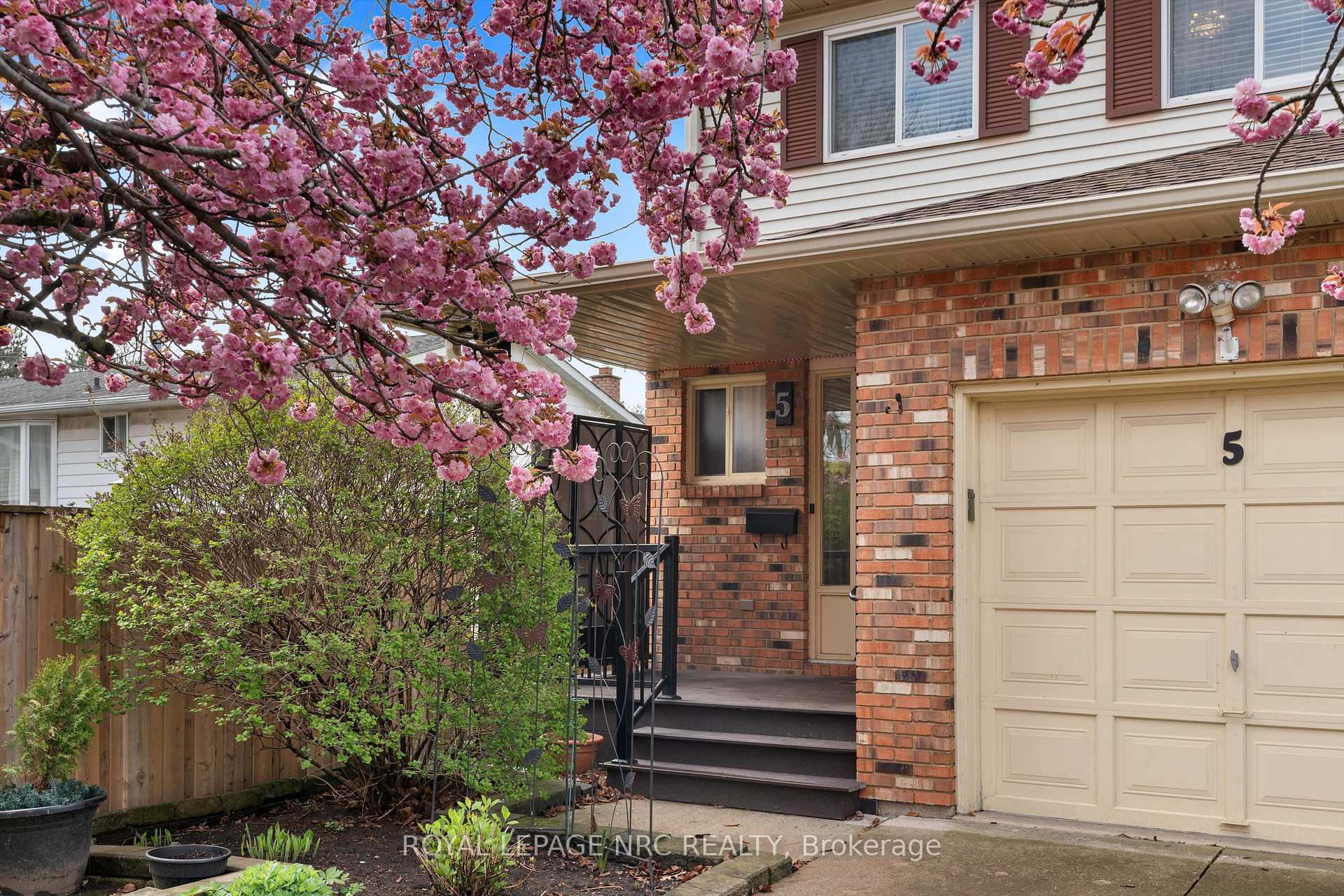Photo 2 of 5 Barnaby Drive, St. Catharines, Ridley — HOMEH