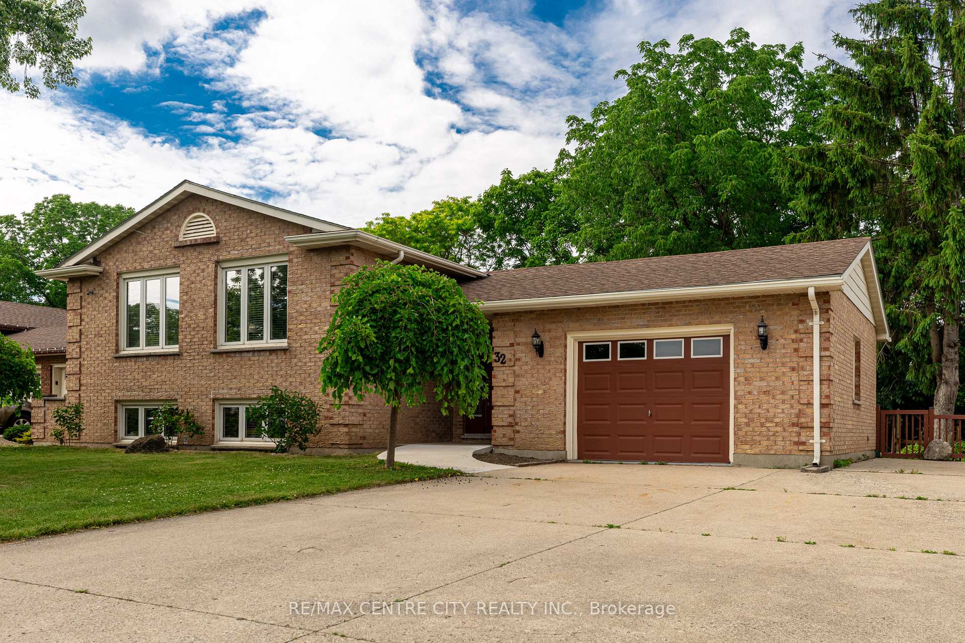 Photo 1 of 32 Lakeview Circle, St. Thomas — HOMEH