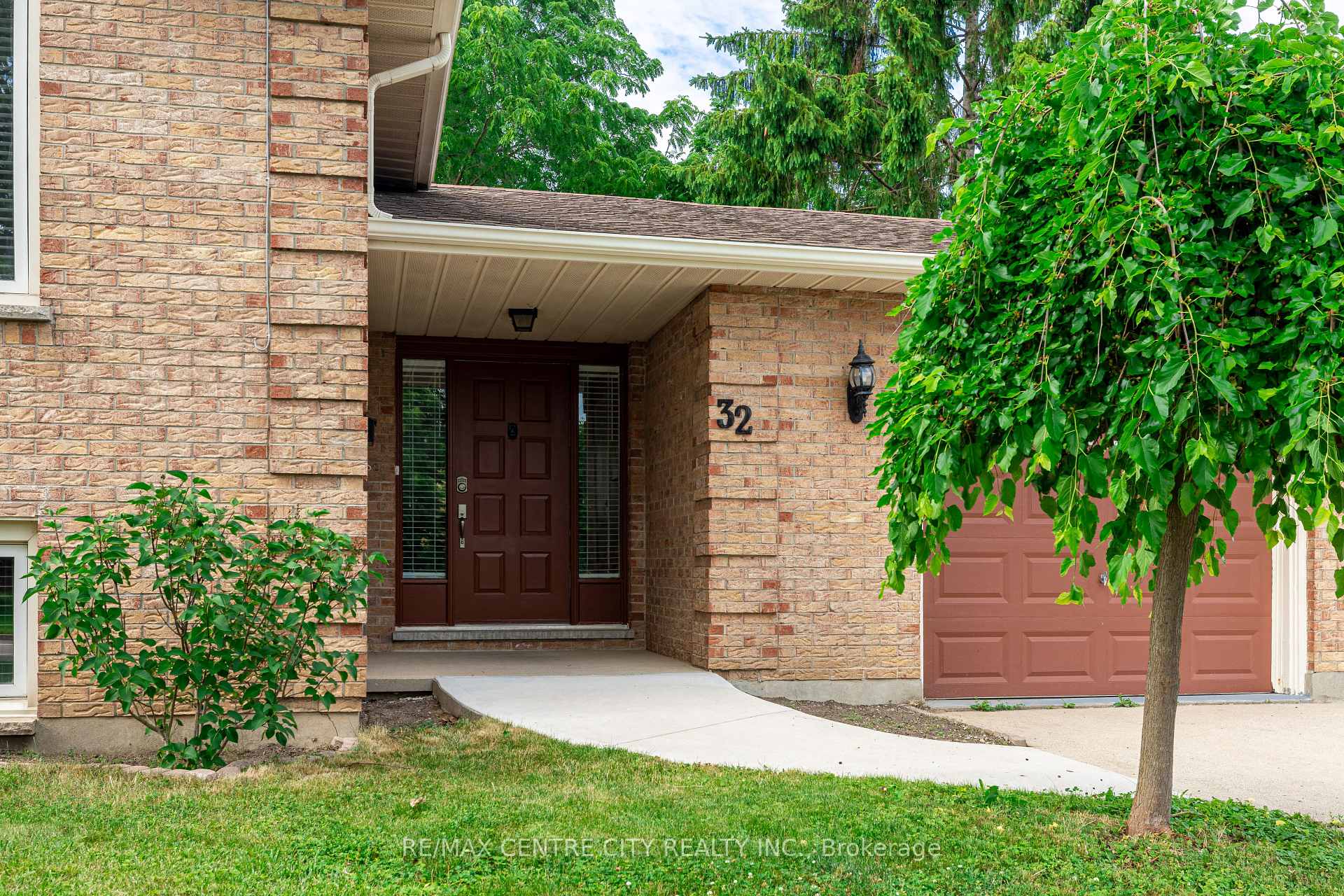 Photo 2 of 32 Lakeview Circle, St. Thomas — HOMEH