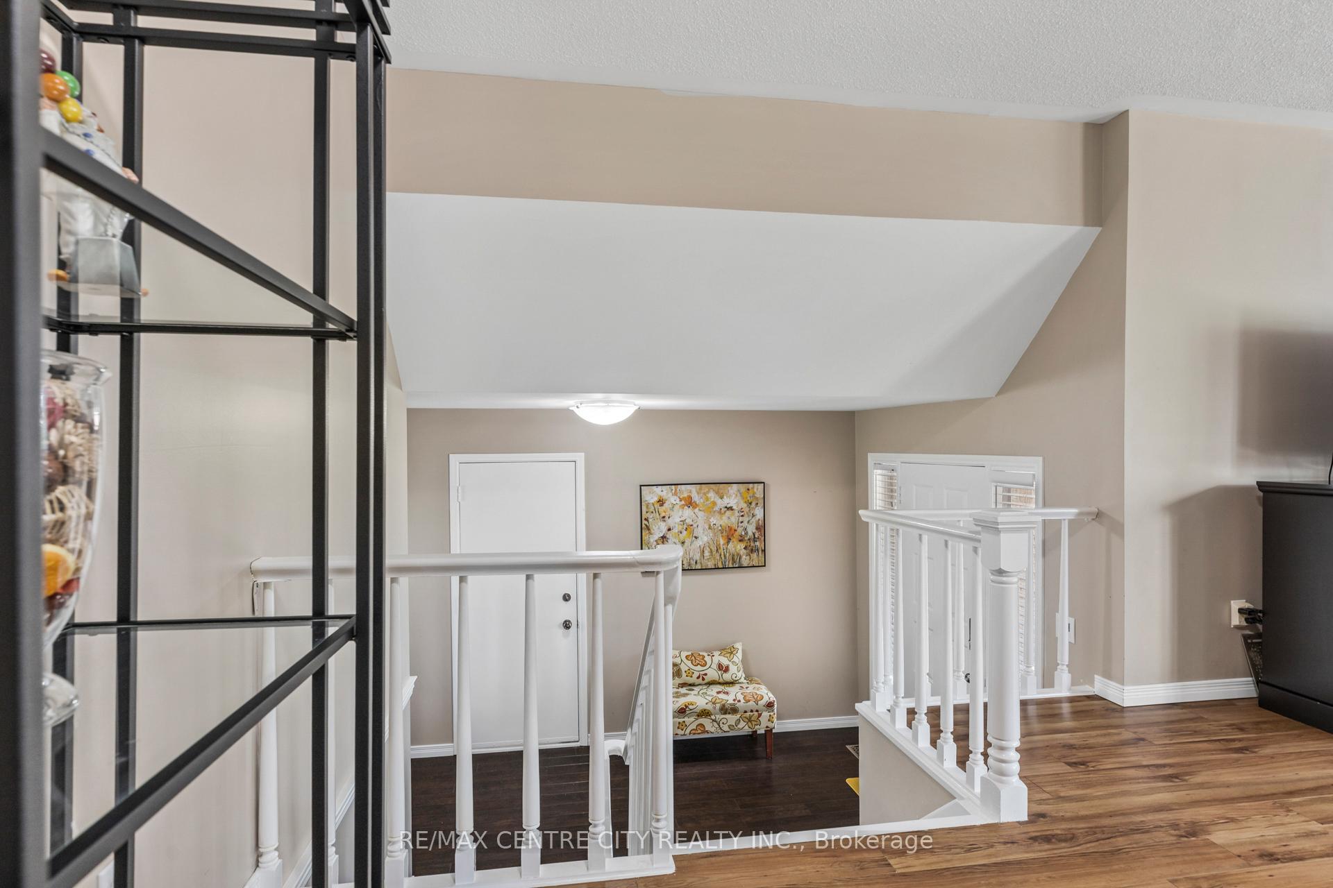 Photo 4 of 32 Lakeview Circle, St. Thomas — HOMEH