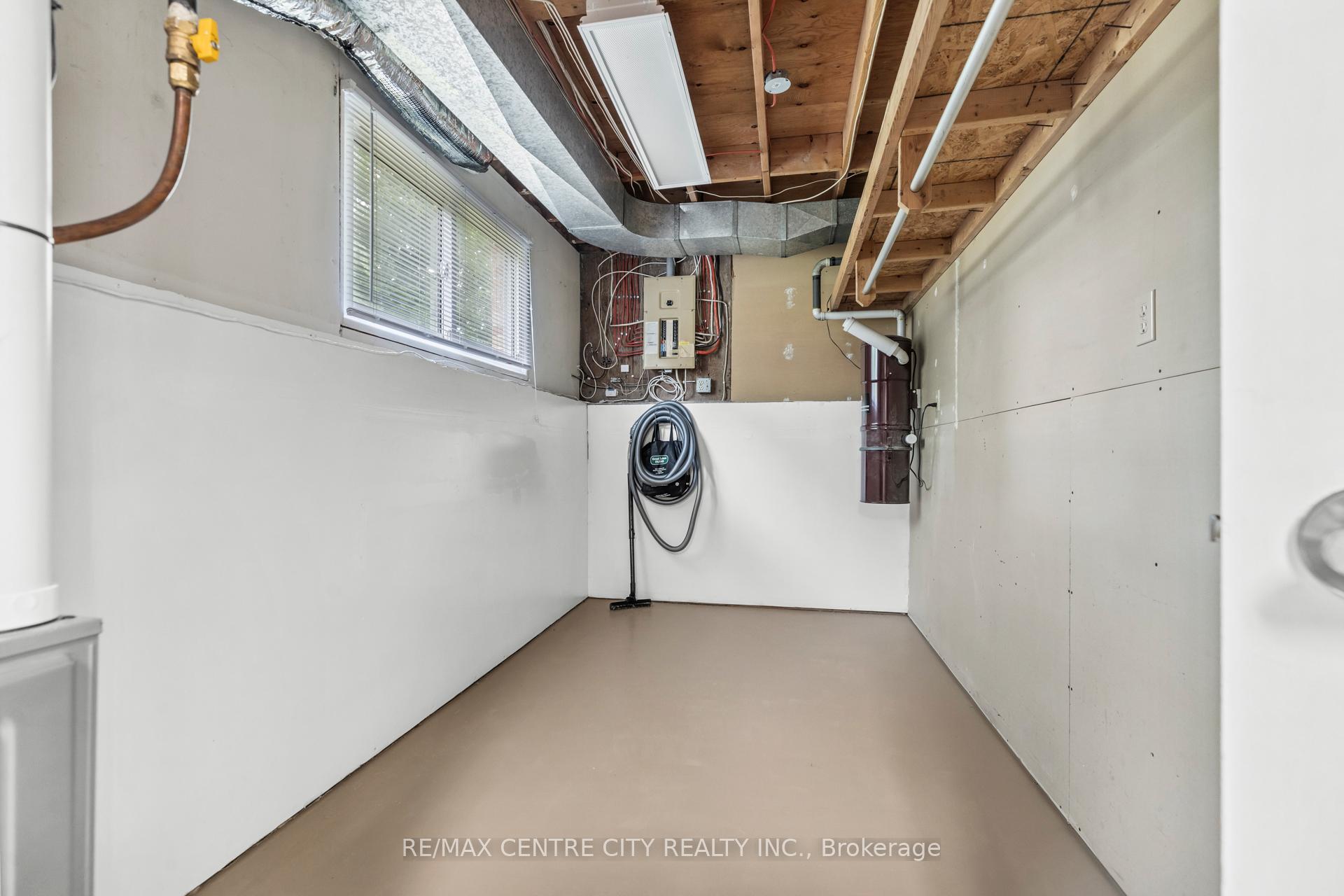 Photo 22 of 32 Lakeview Circle, St. Thomas — HOMEH