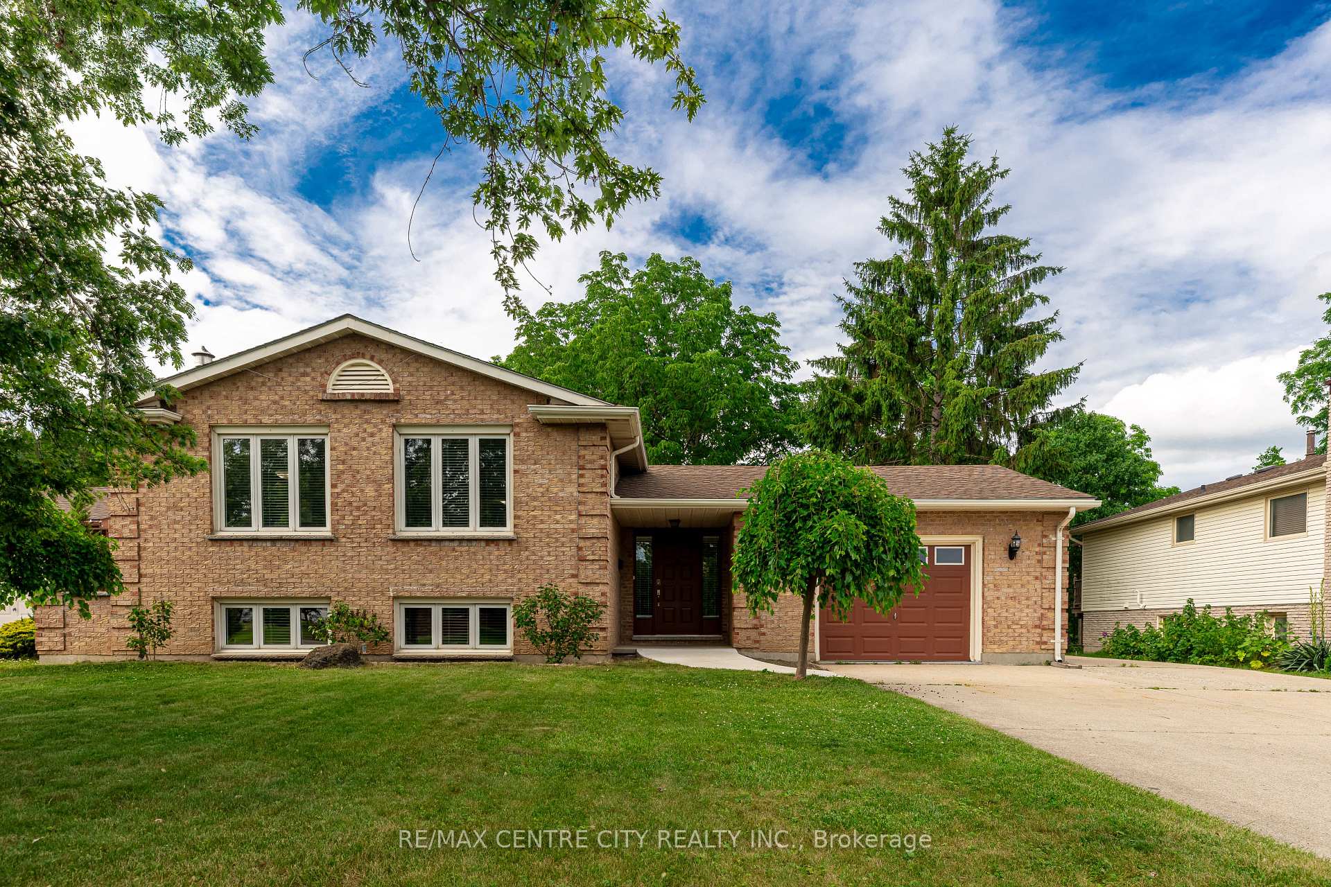 Photo 23 of 32 Lakeview Circle, St. Thomas — HOMEH