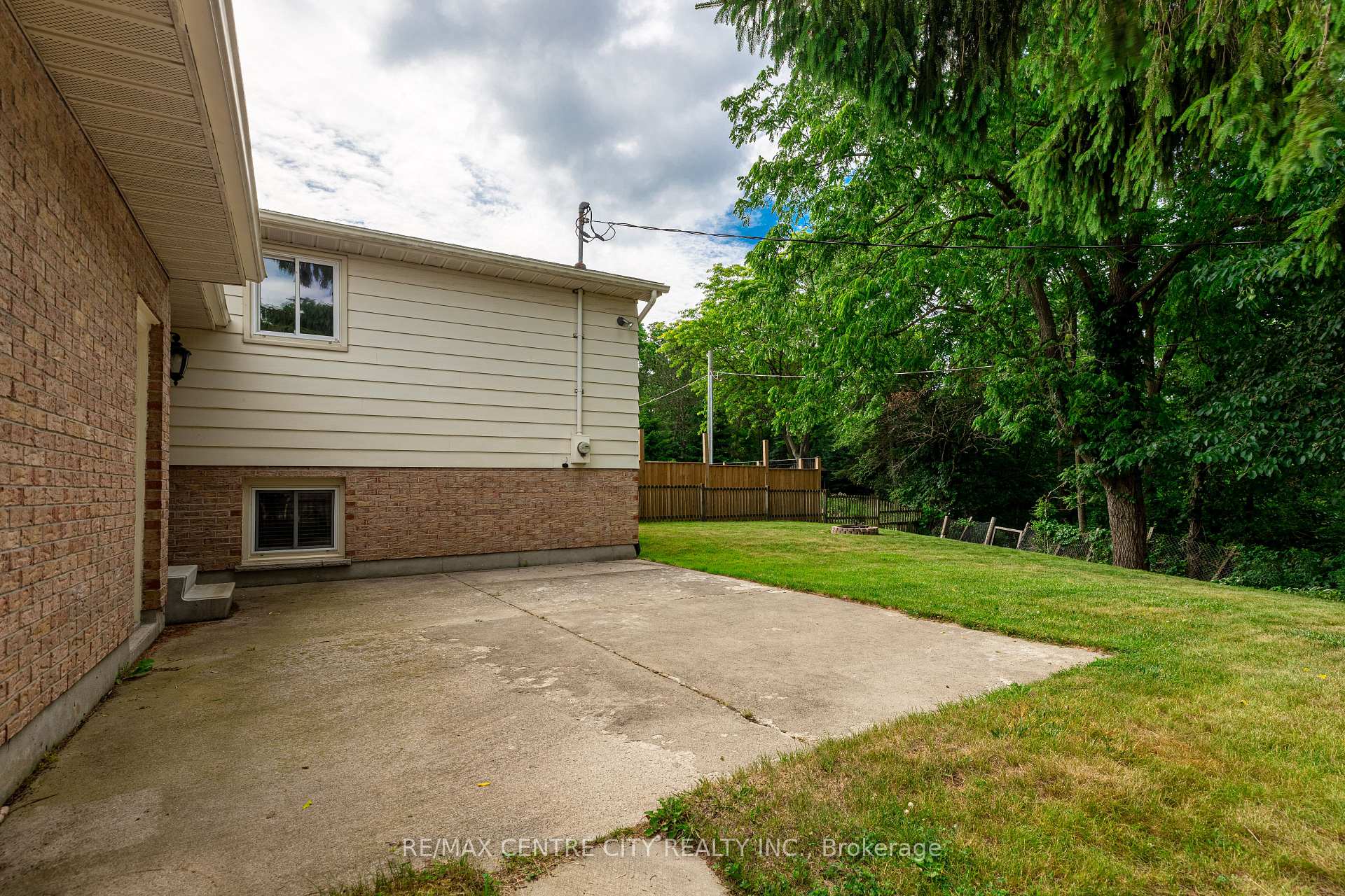 Photo 25 of 32 Lakeview Circle, St. Thomas — HOMEH