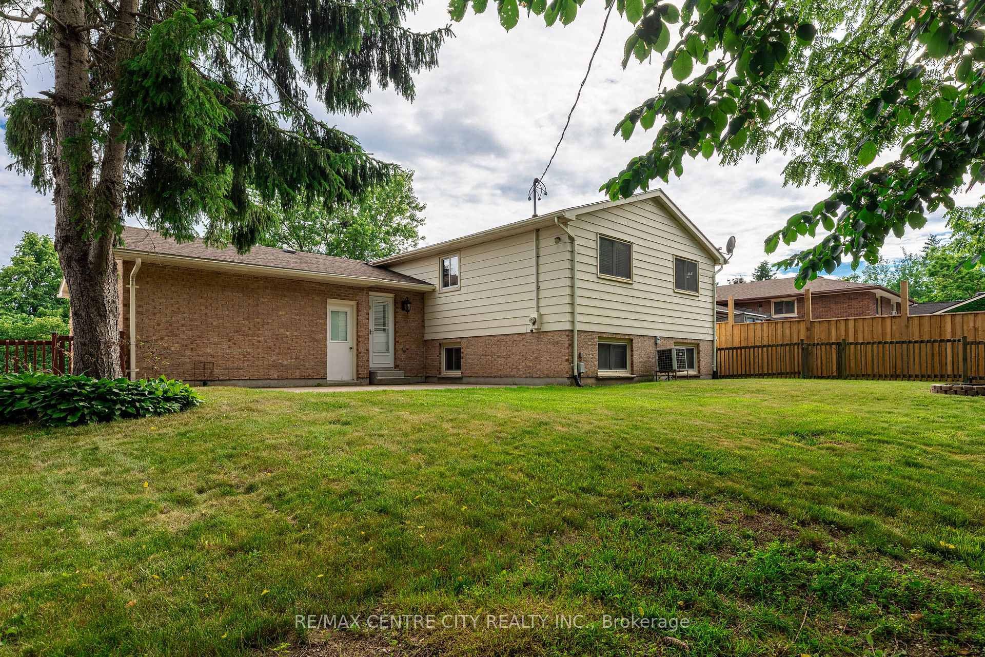 Photo 26 of 32 Lakeview Circle, St. Thomas — HOMEH