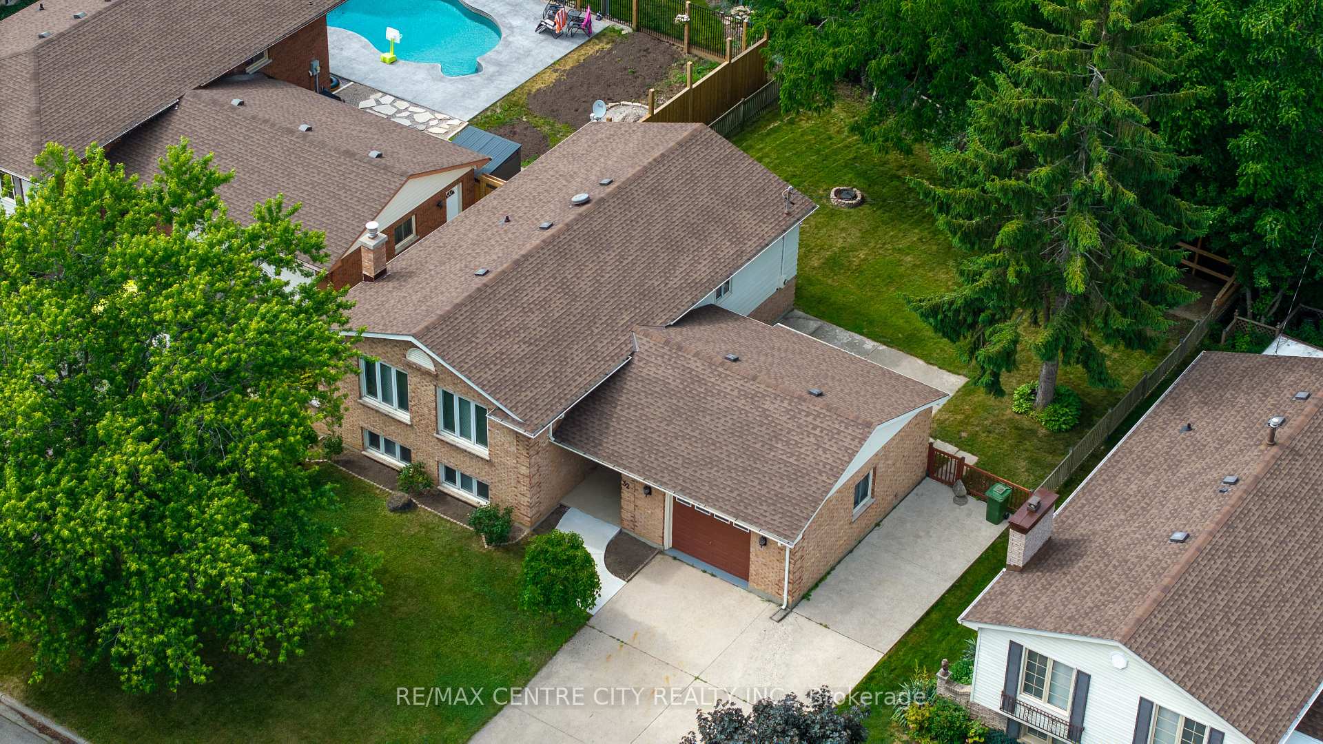Photo 31 of 32 Lakeview Circle, St. Thomas — HOMEH