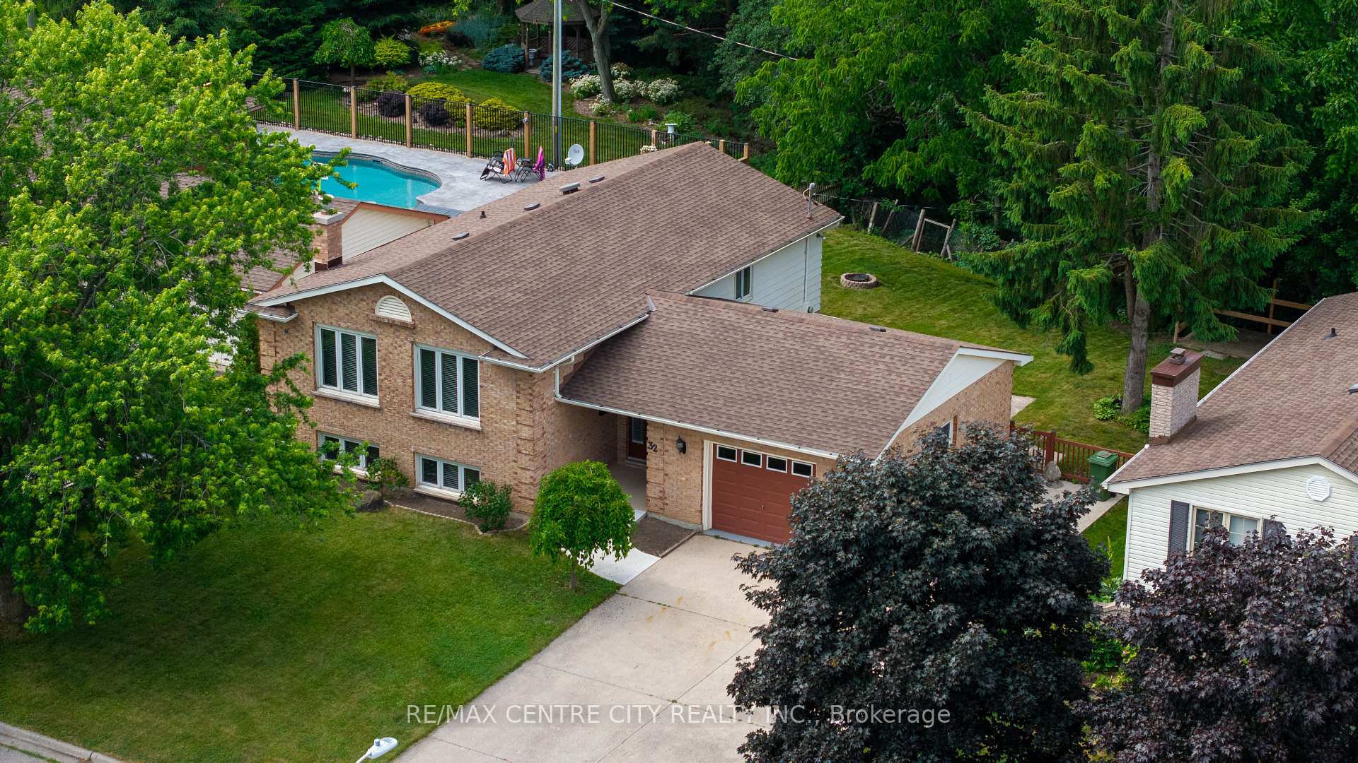 Photo 32 of 32 Lakeview Circle, St. Thomas — HOMEH