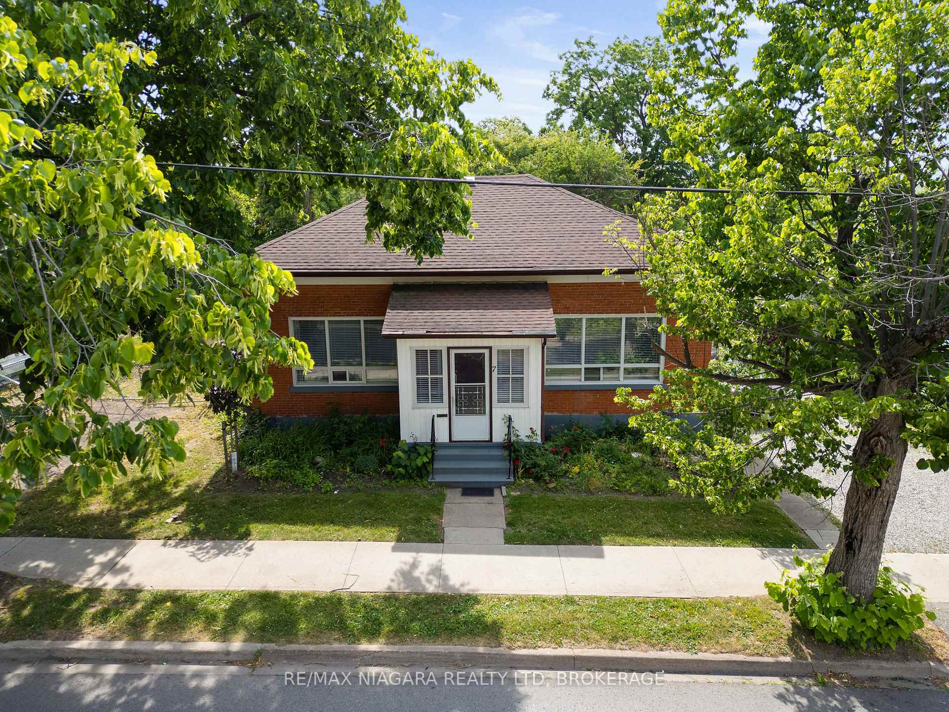 Photo 2 of 7 Tasker Street, St. Catharines, E. Chester — HOMEH