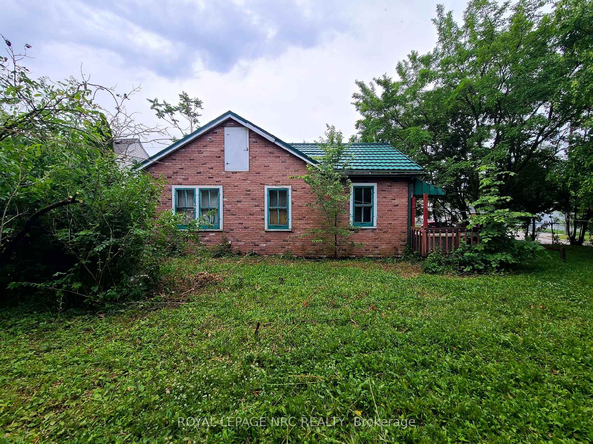 Photo 2 of 19 Eastchester Avenue, St. Catharines, E. Chester — HOMEH