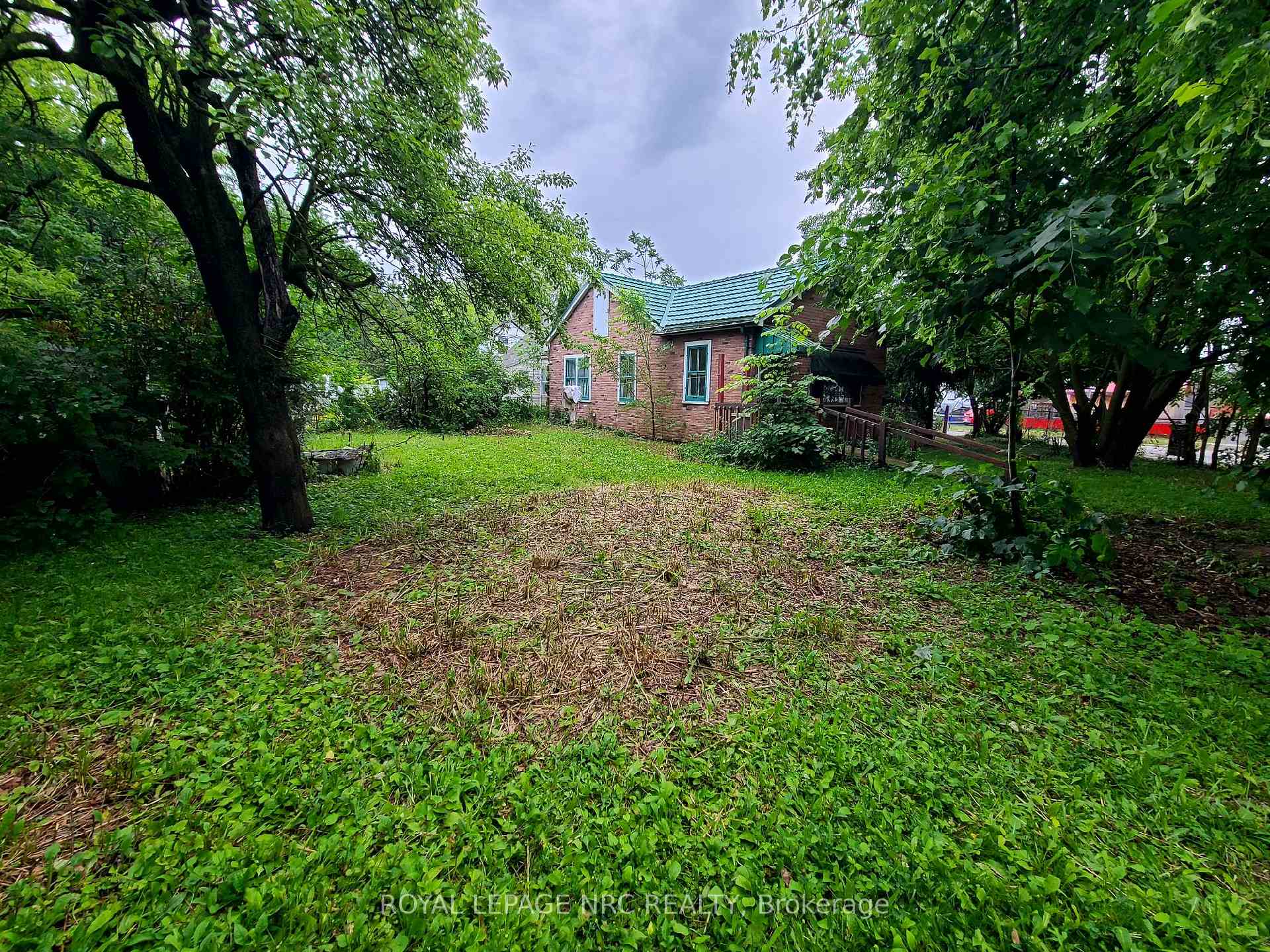 Photo 3 of 19 Eastchester Avenue, St. Catharines, E. Chester — HOMEH