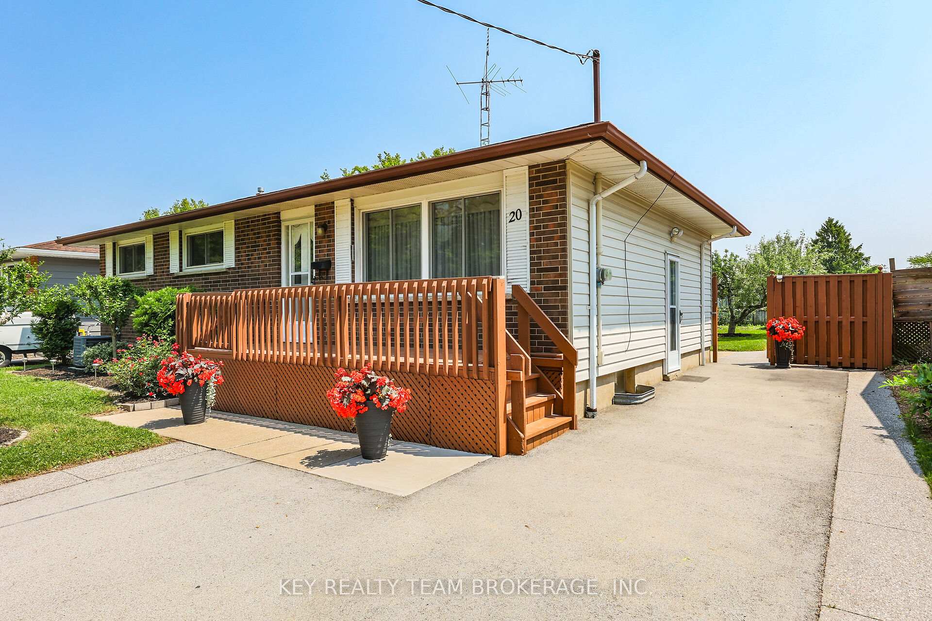 Photo 3 of 20 Huntley Crescent, St. Catharines, Carlton/Bunting — HOMEH