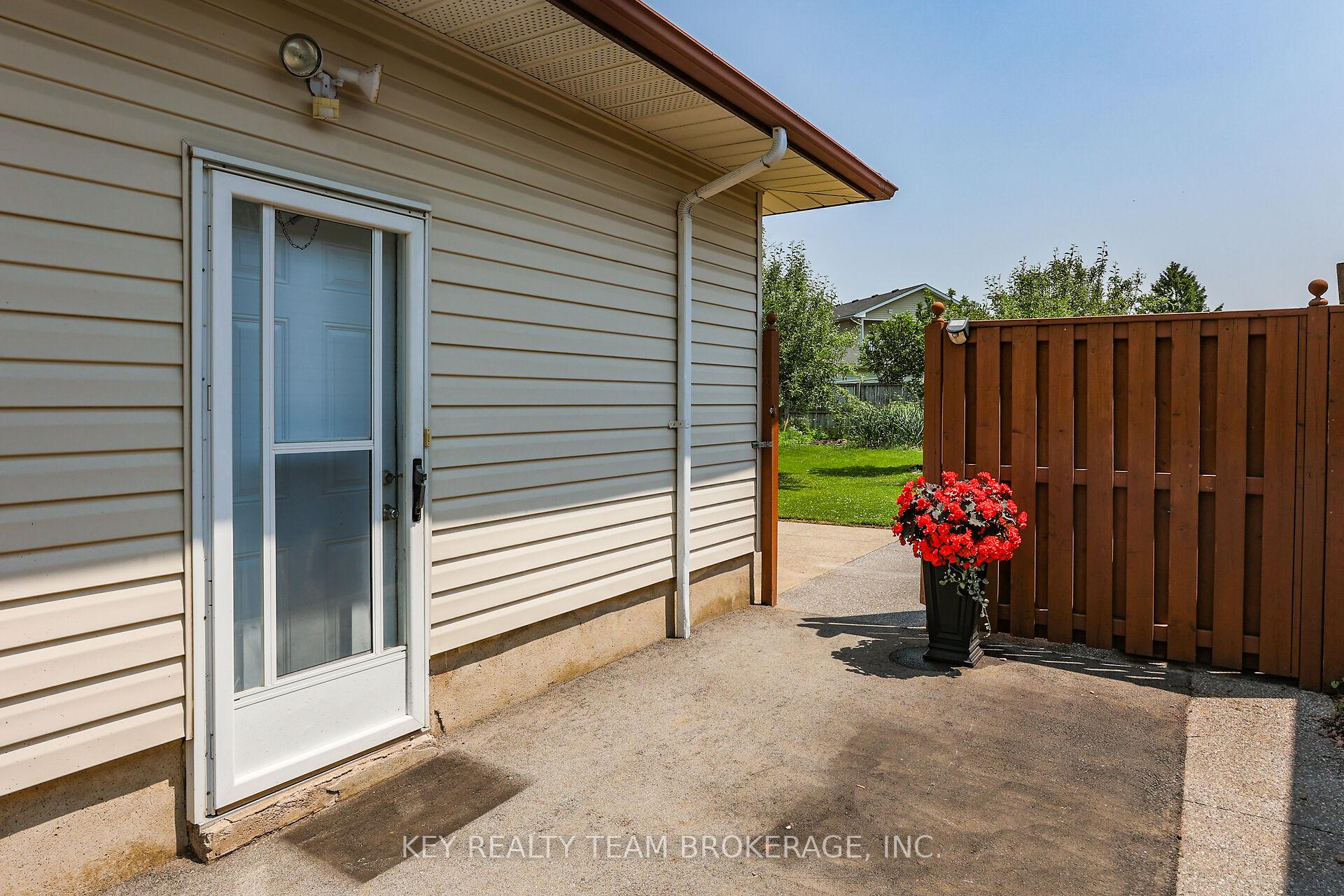 Photo 4 of 20 Huntley Crescent, St. Catharines, Carlton/Bunting — HOMEH