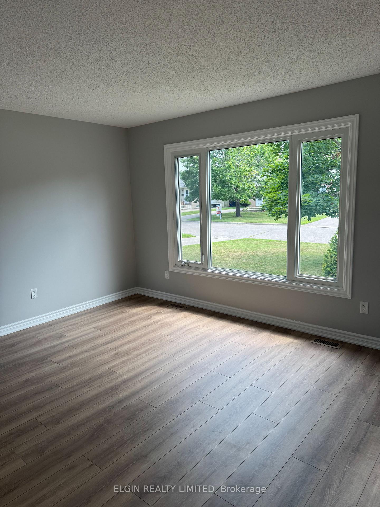 Photo 6 of 39 Vanier Place, St. Thomas — HOMEH