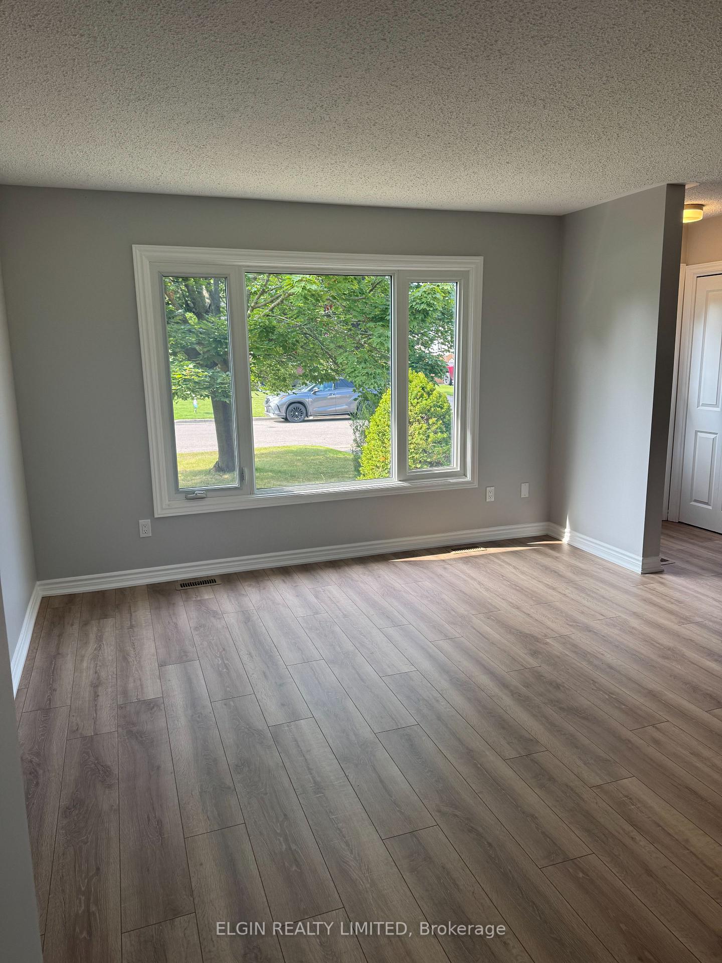 Photo 8 of 39 Vanier Place, St. Thomas — HOMEH