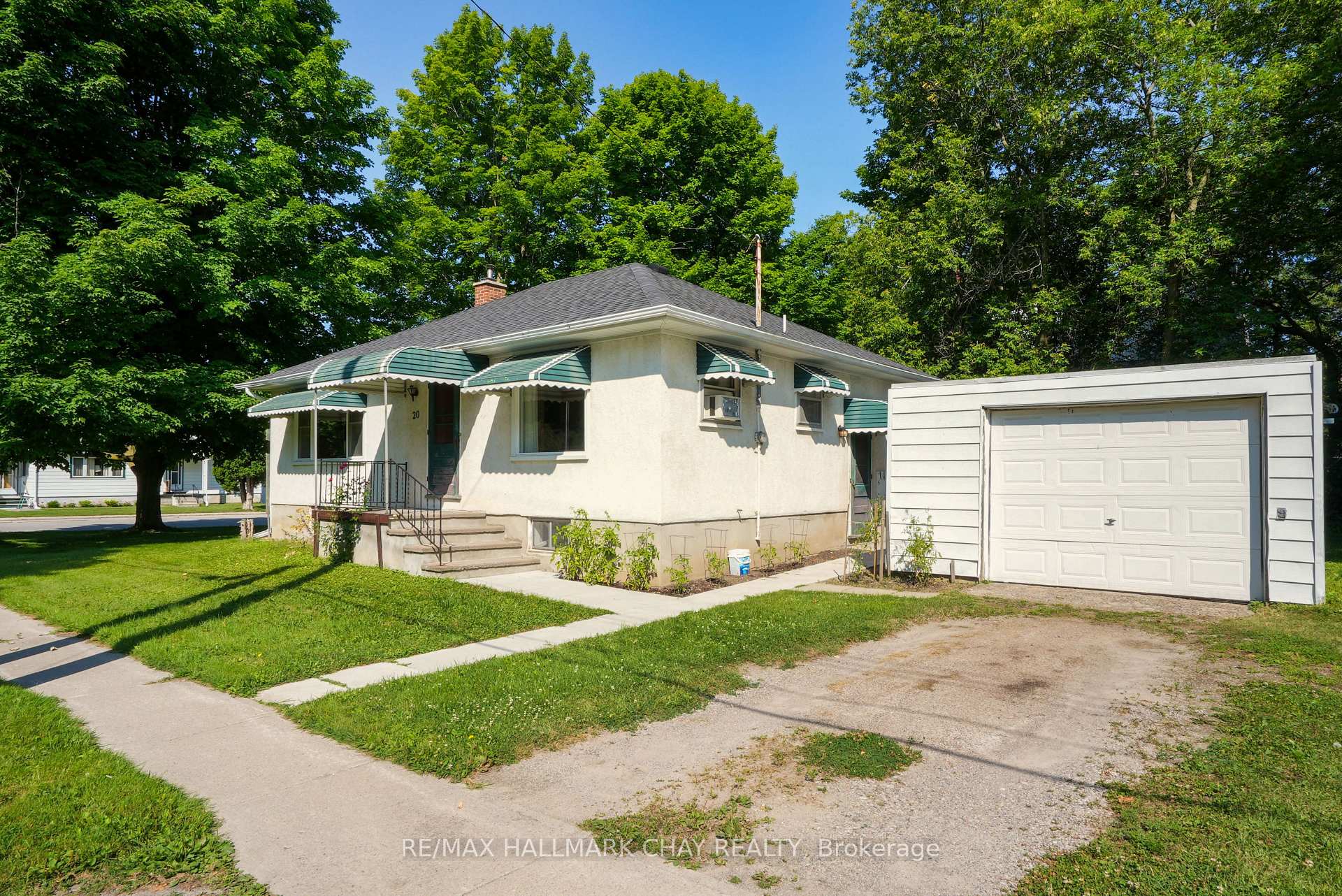 Photo 2 of 20 Peter Street, Springwater, Elmvale — HOMEH