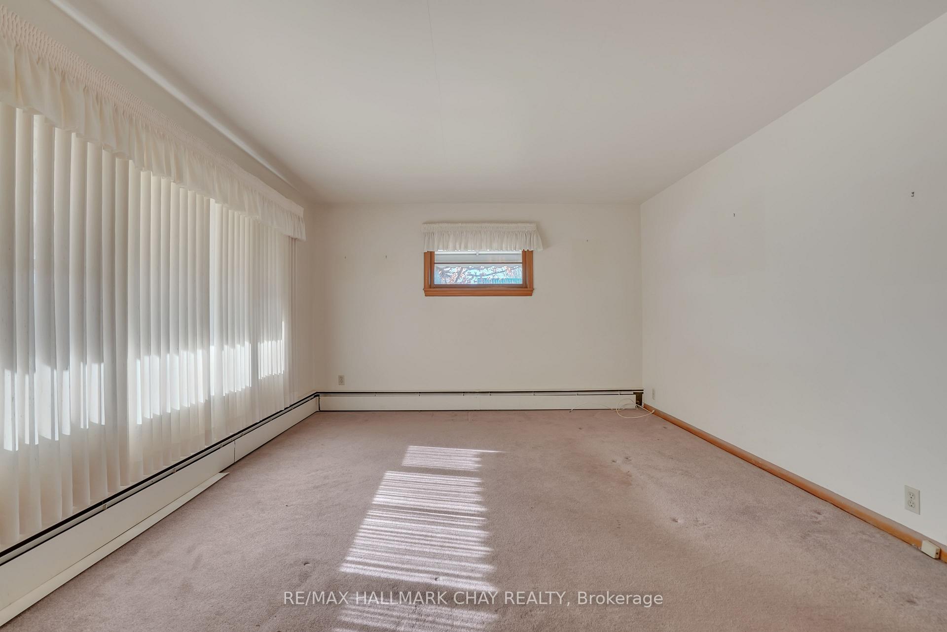 Photo 4 of 20 Peter Street, Springwater, Elmvale — HOMEH
