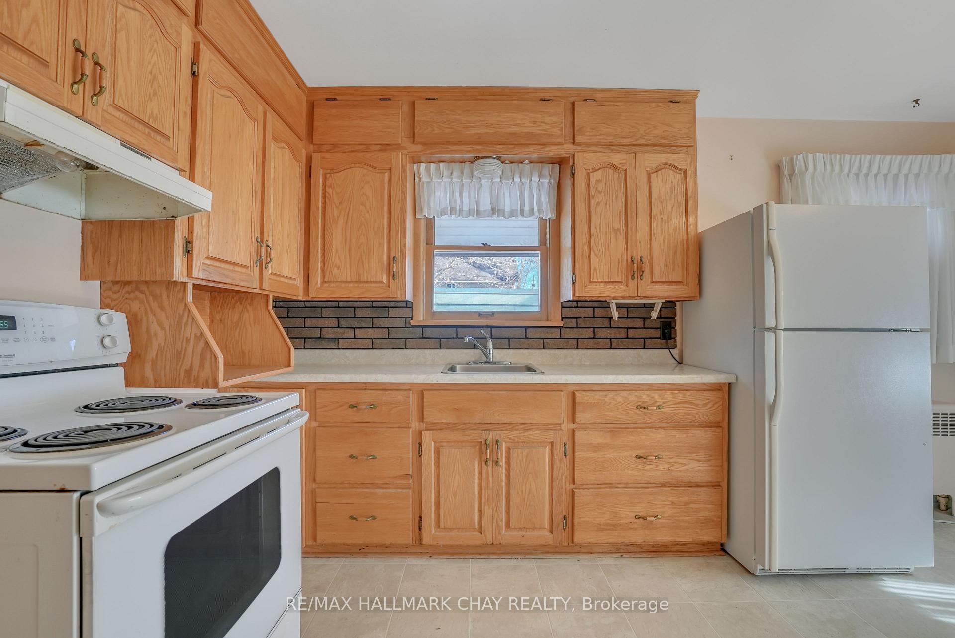 Photo 8 of 20 Peter Street, Springwater, Elmvale — HOMEH