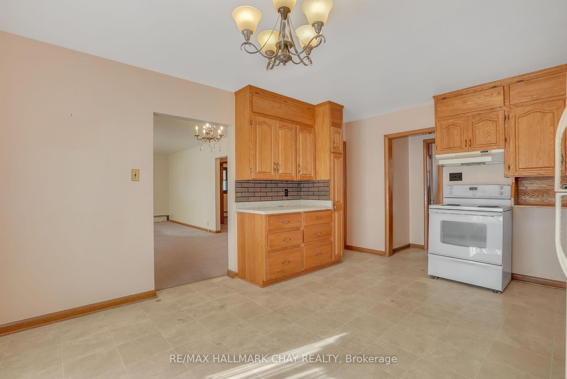 Photo 10 of 20 Peter Street, Springwater, Elmvale — HOMEH