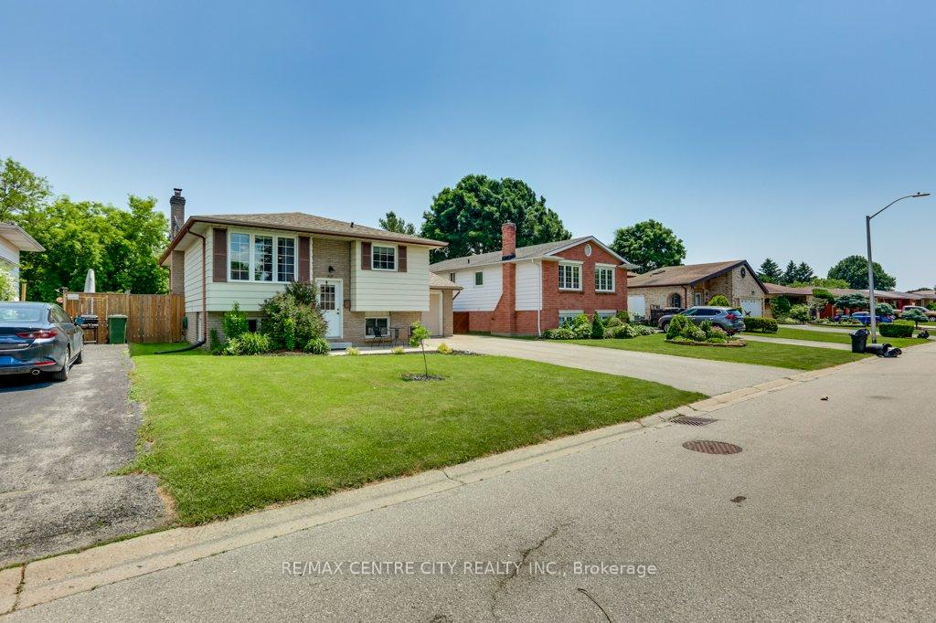 Photo 2 of 32 McLarty Drive, St. Thomas — HOMEH