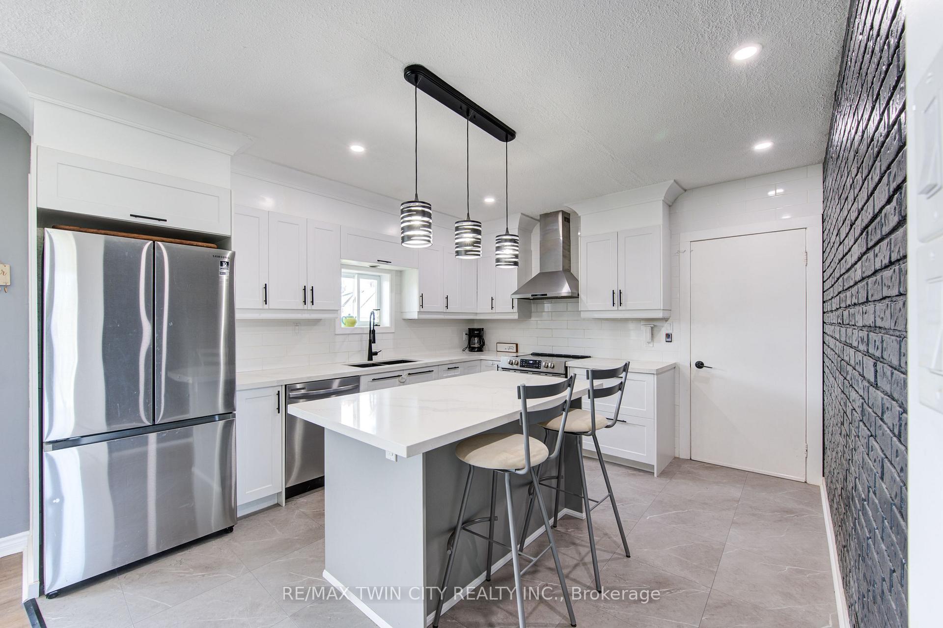 Photo 5 of 166 Elm Street, St. Thomas — HOMEH