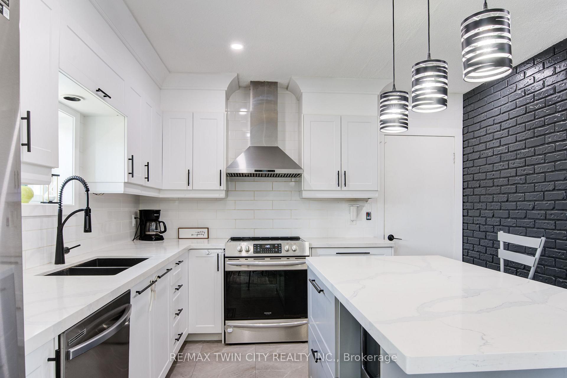 Photo 6 of 166 Elm Street, St. Thomas — HOMEH