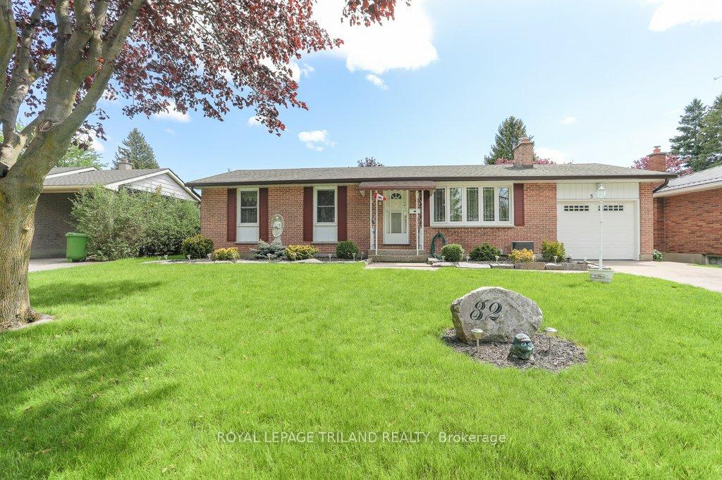 Photo 2 of 32 Applewood Crescent, St. Thomas — HOMEH