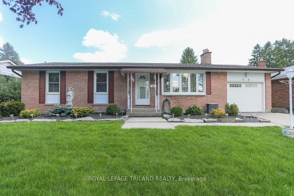 Photo 4 of 32 Applewood Crescent, St. Thomas — HOMEH