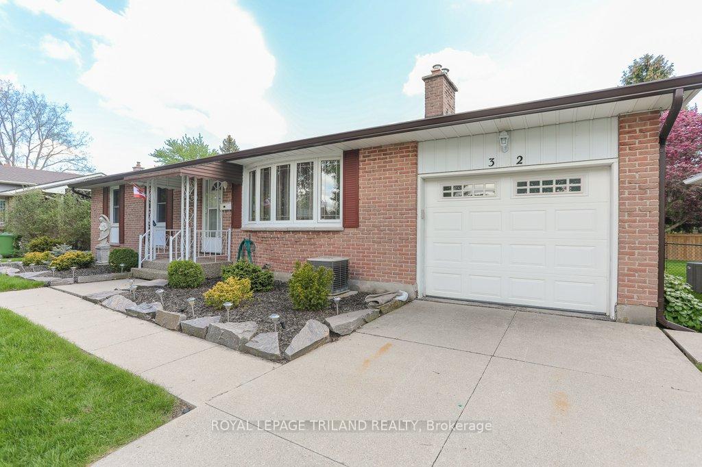 Photo 5 of 32 Applewood Crescent, St. Thomas — HOMEH