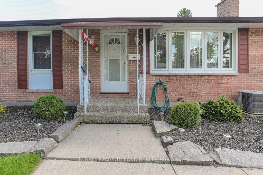 Photo 6 of 32 Applewood Crescent, St. Thomas — HOMEH