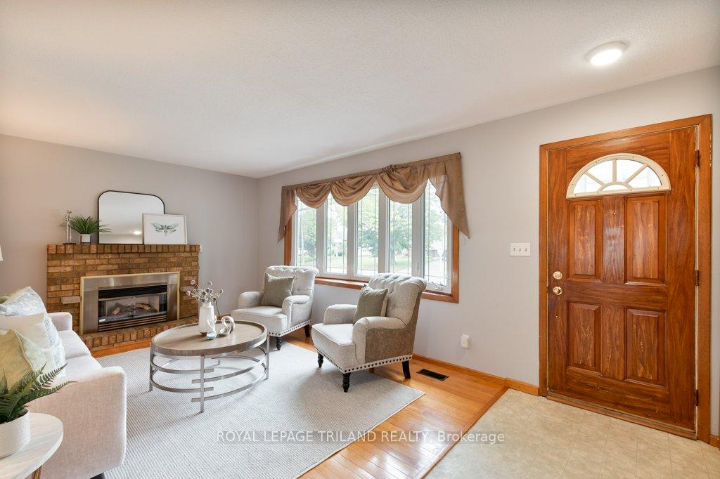 Photo 7 of 32 Applewood Crescent, St. Thomas — HOMEH
