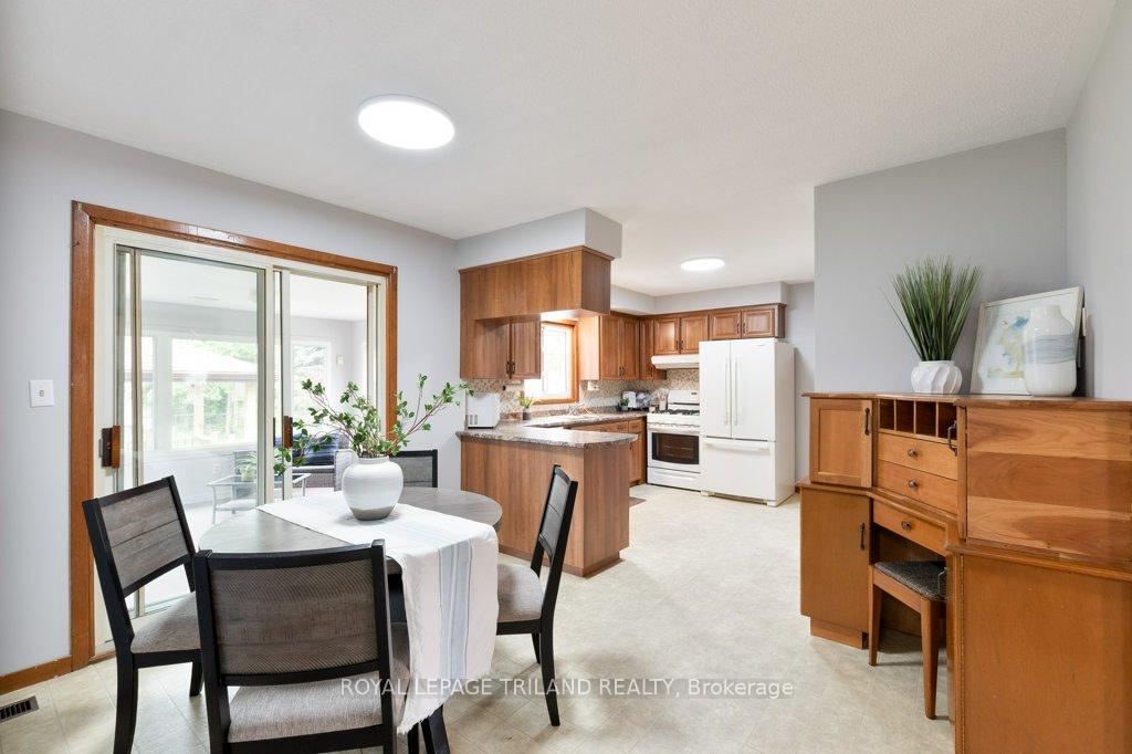 Photo 17 of 32 Applewood Crescent, St. Thomas — HOMEH