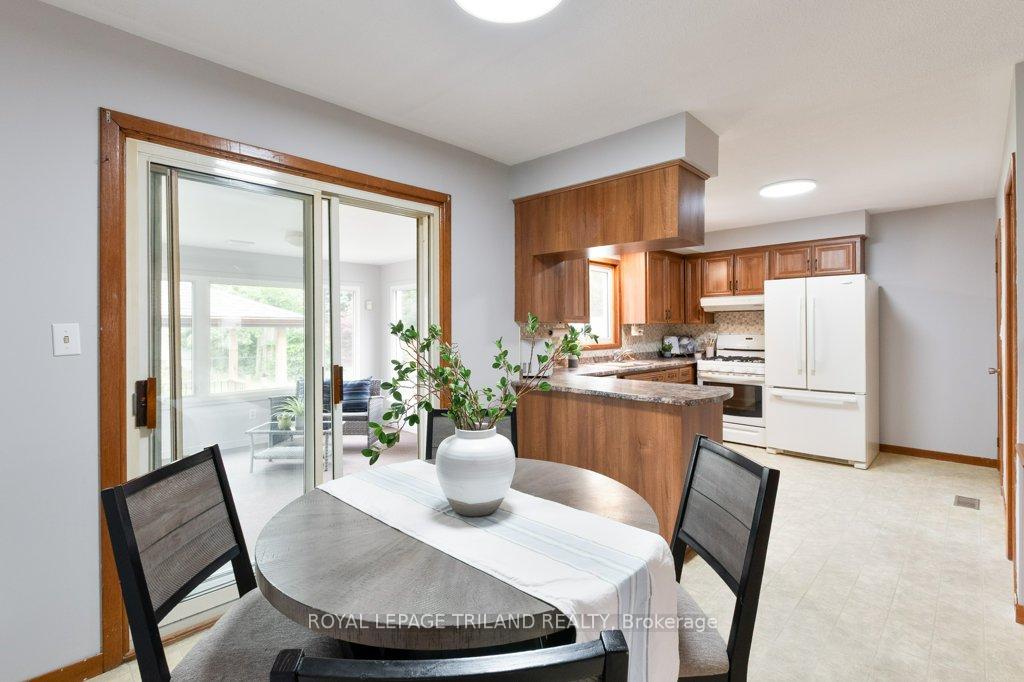 Photo 18 of 32 Applewood Crescent, St. Thomas — HOMEH