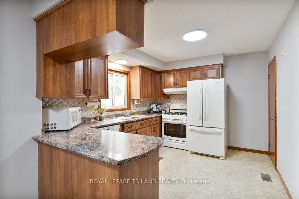Photo 19 of 32 Applewood Crescent, St. Thomas — HOMEH