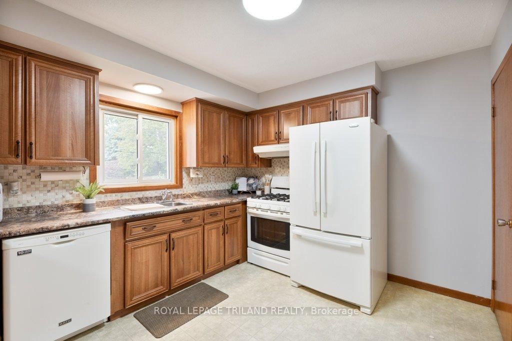 Photo 20 of 32 Applewood Crescent, St. Thomas — HOMEH