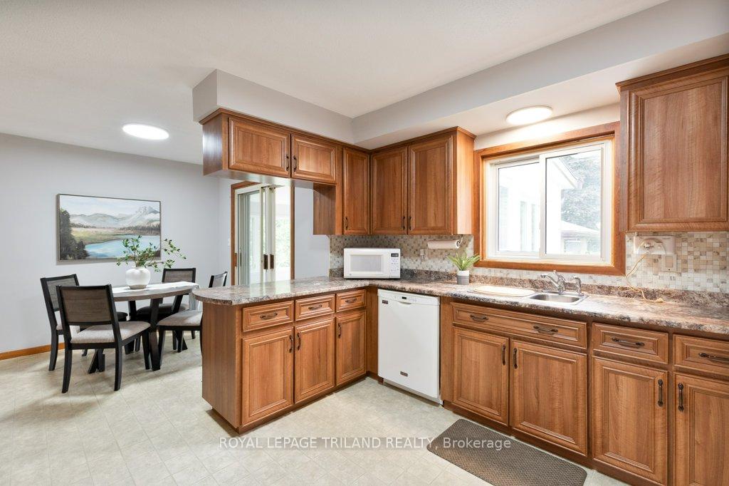 Photo 21 of 32 Applewood Crescent, St. Thomas — HOMEH