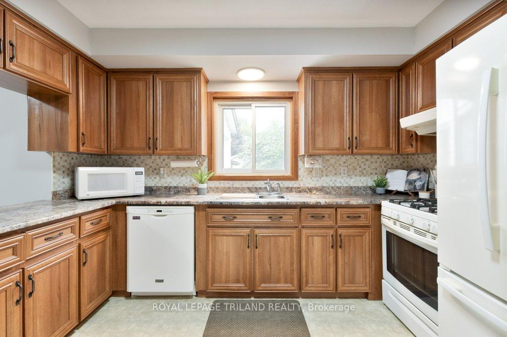 Photo 22 of 32 Applewood Crescent, St. Thomas — HOMEH