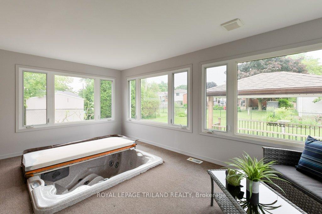 Photo 24 of 32 Applewood Crescent, St. Thomas — HOMEH