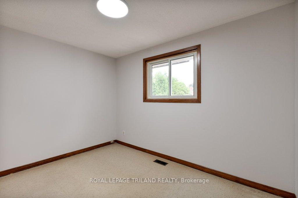 Photo 29 of 32 Applewood Crescent, St. Thomas — HOMEH