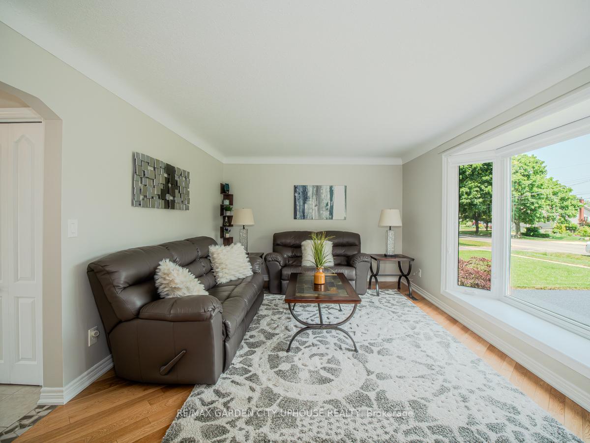 Photo 3 of 67 Dunkeld Avenue, St. Catharines, Carlton/Bunting — HOMEH