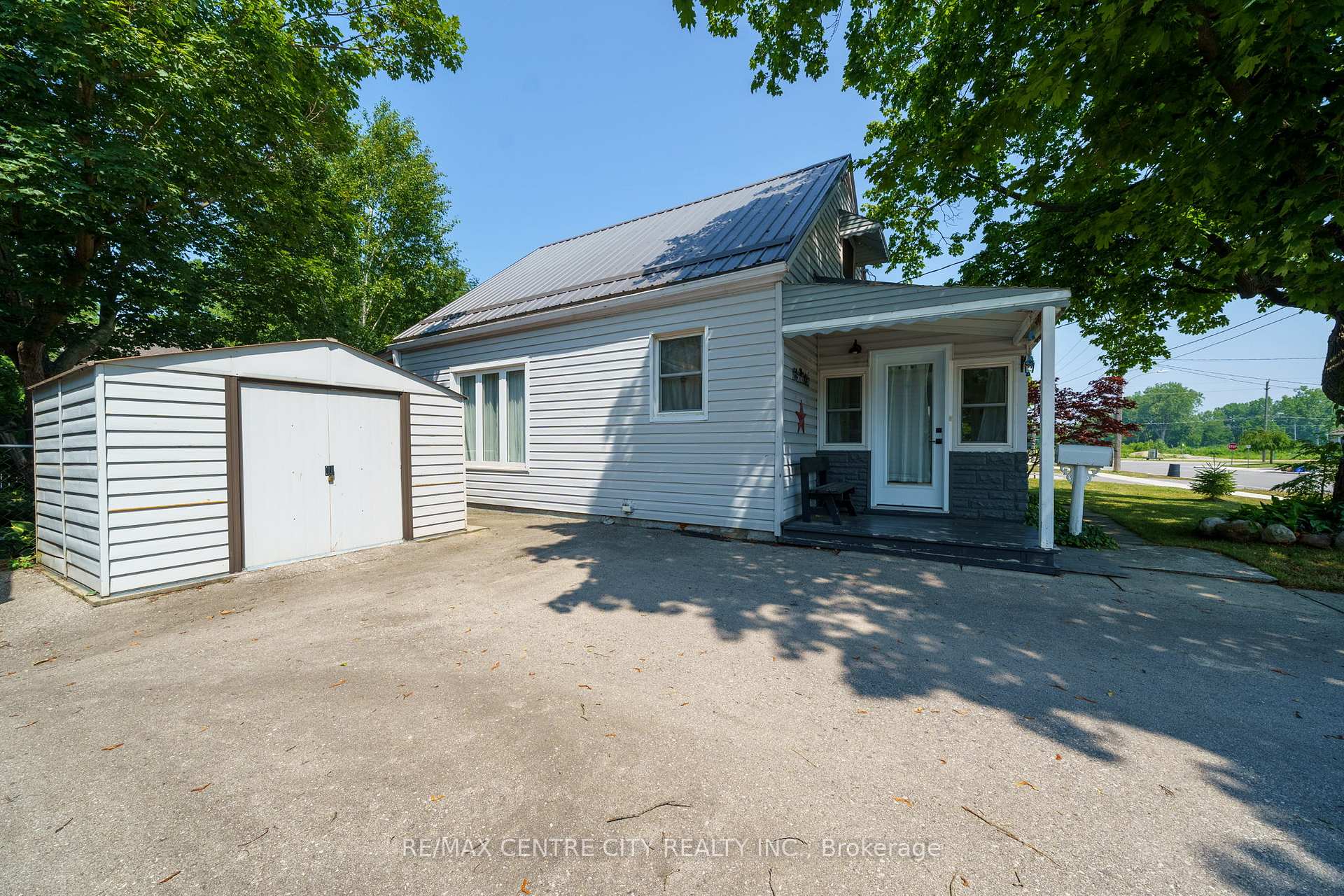 Photo 3 of 10 Parkside Drive, St. Thomas — HOMEH