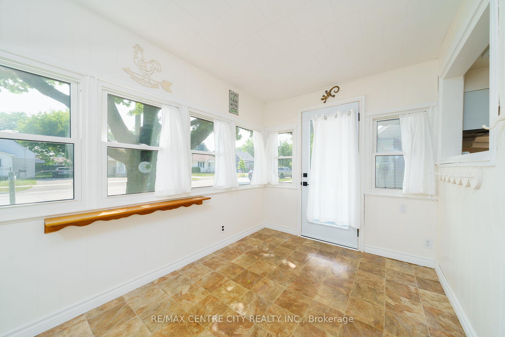 Photo 4 of 10 Parkside Drive, St. Thomas — HOMEH