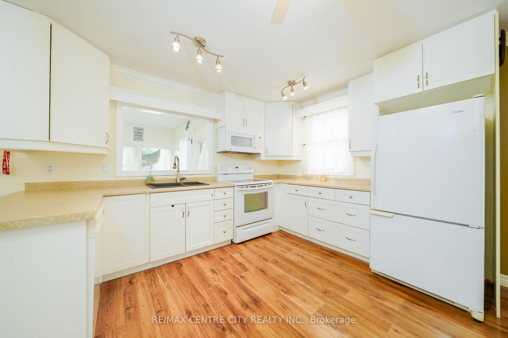 Photo 5 of 10 Parkside Drive, St. Thomas — HOMEH