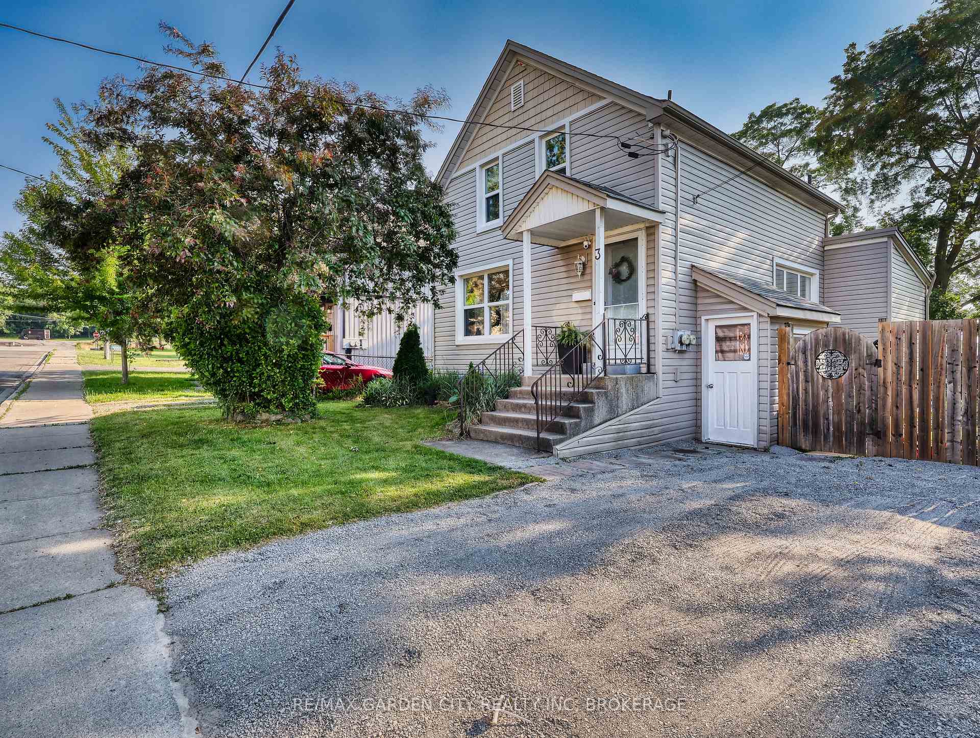 Photo 2 of 3 Bessey Street, St. Catharines, Burleigh Hill — HOMEH