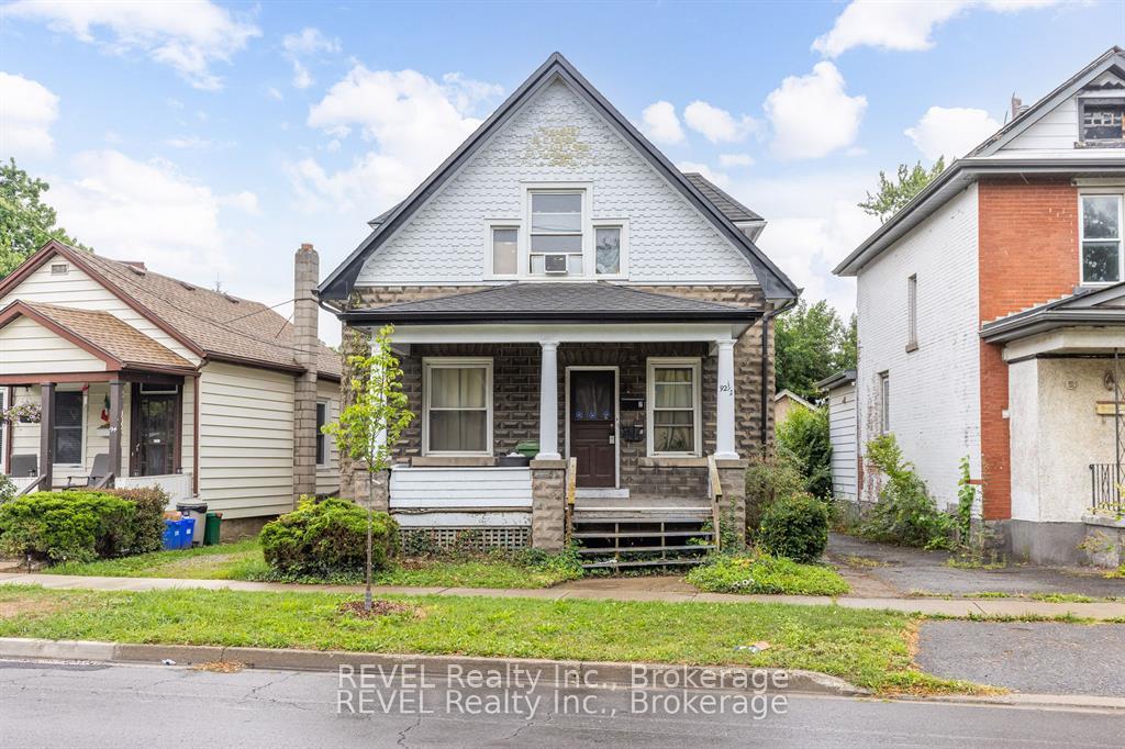 Front of 92 1/2 Welland Avenue