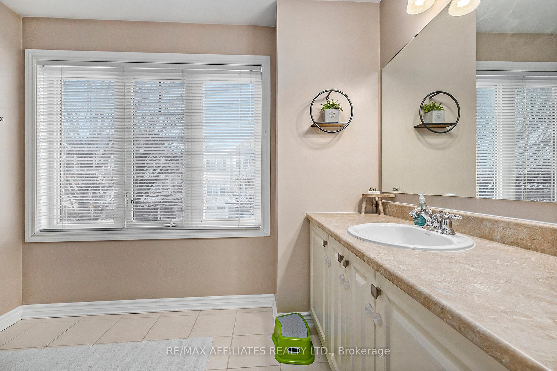 Photo 5 of 284 Par-La-Ville Circle, Ottawa, Stittsville (North) — HOMEH