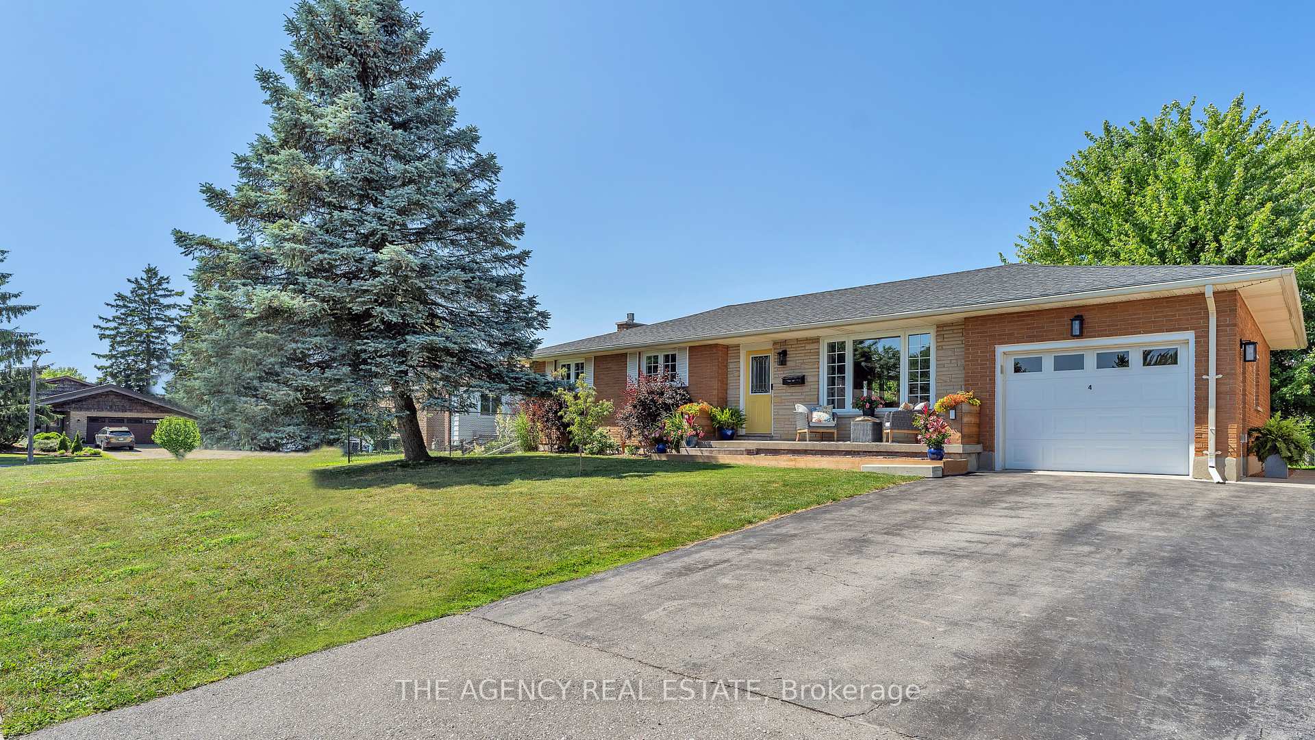 Photo 2 of 4 Applewood Crescent, St. Thomas — HOMEH
