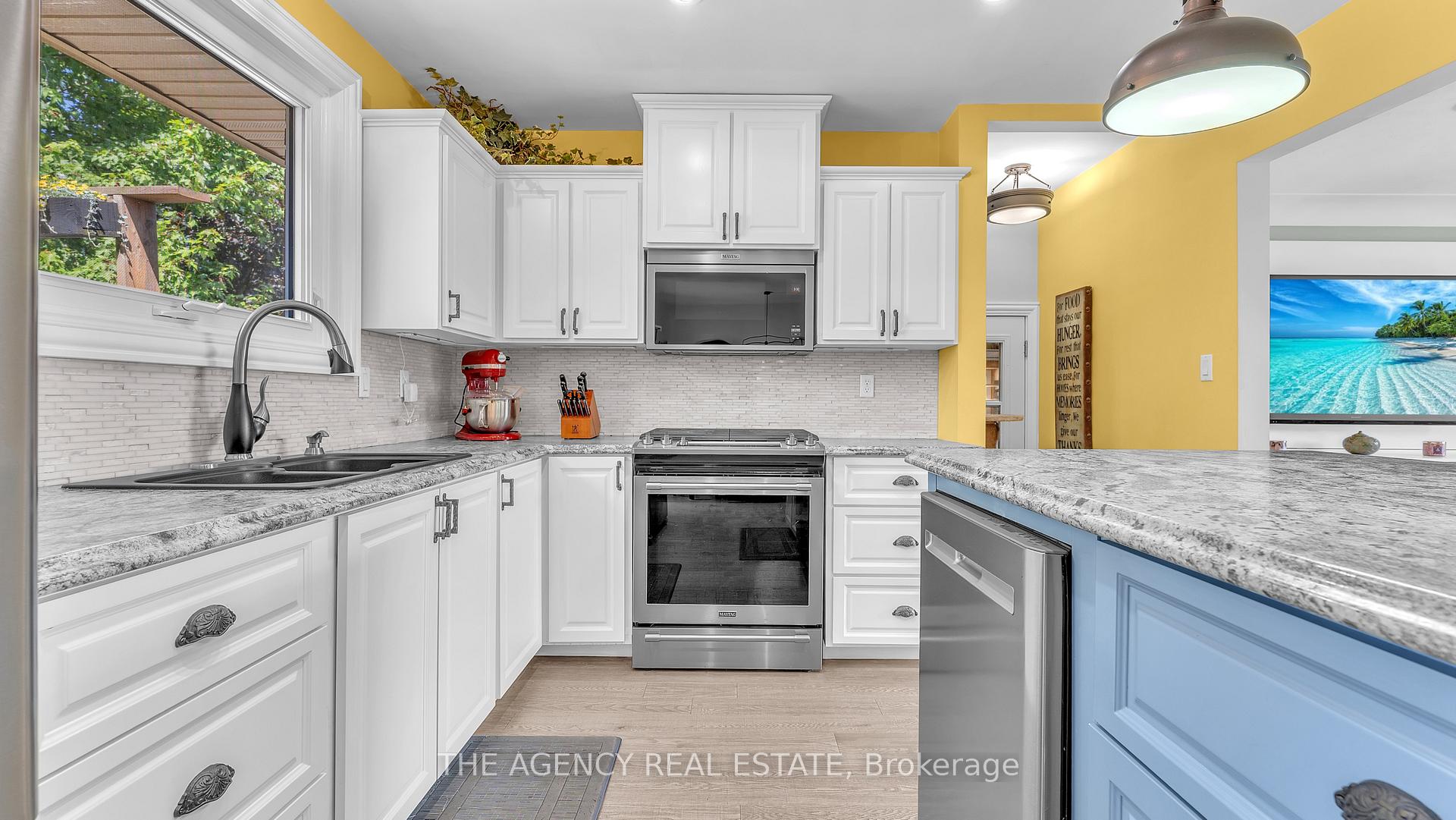 Photo 8 of 4 Applewood Crescent, St. Thomas — HOMEH