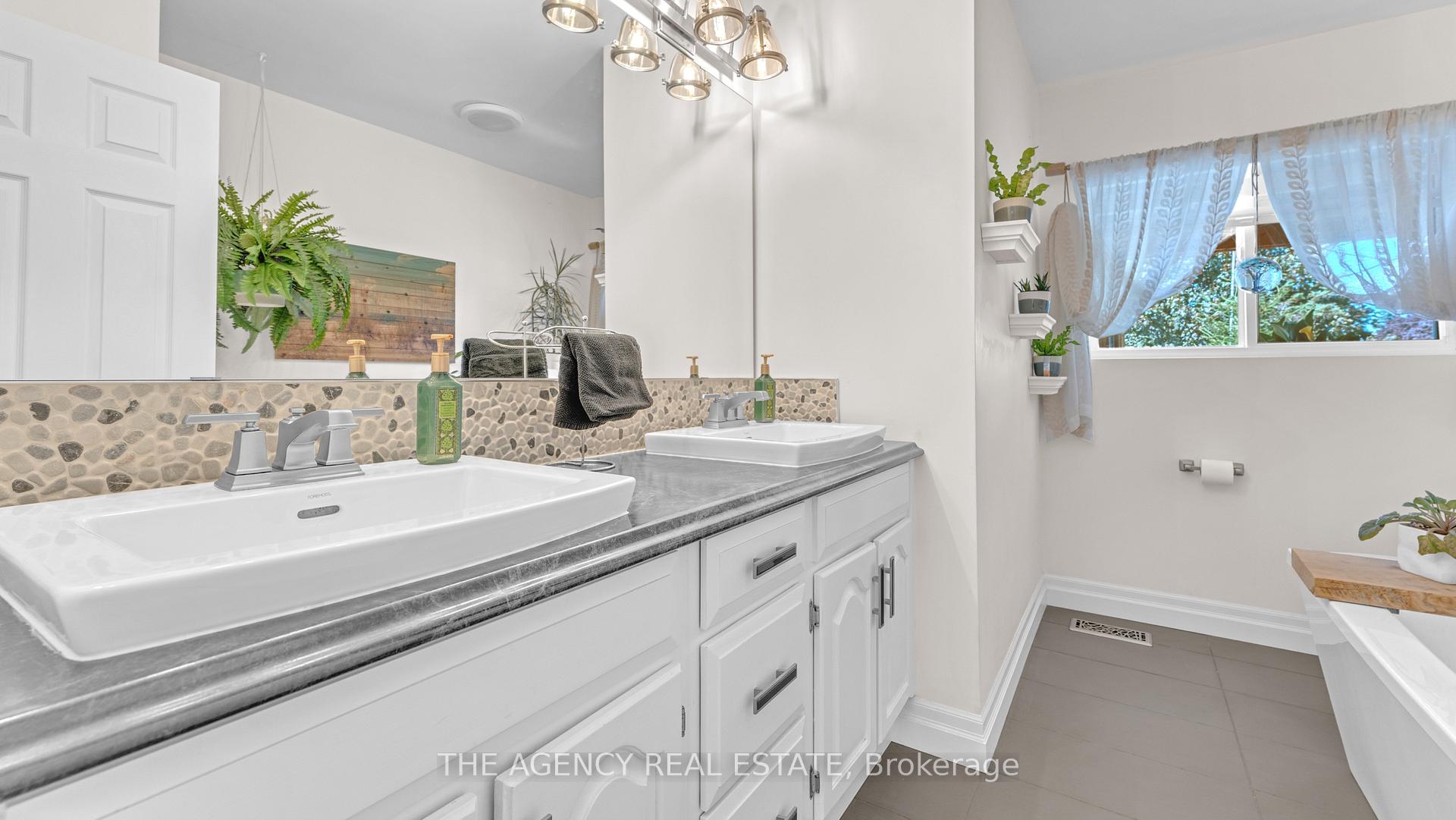 Photo 11 of 4 Applewood Crescent, St. Thomas — HOMEH